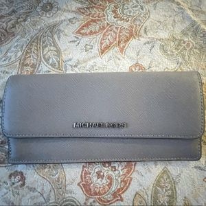 Michael Kors Flat Travel Wallet - Pearl Grey